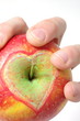 Trzymać jabłko w dłoni rysunek serce