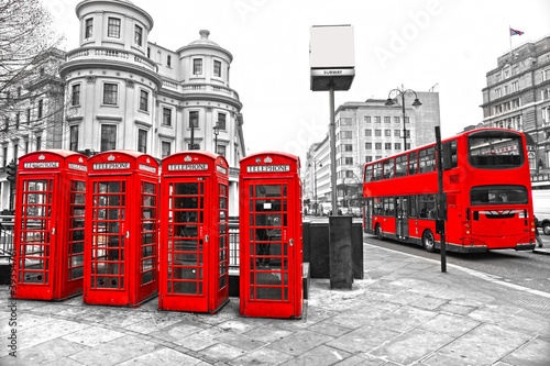 Plakat na zamówienie Red telephone boxes and double-decker bus, london, UK.