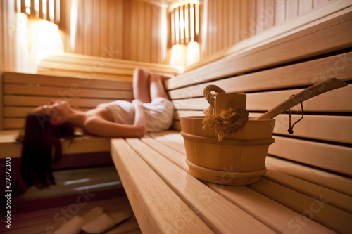 Naklejka na kafelki Girl in sauna