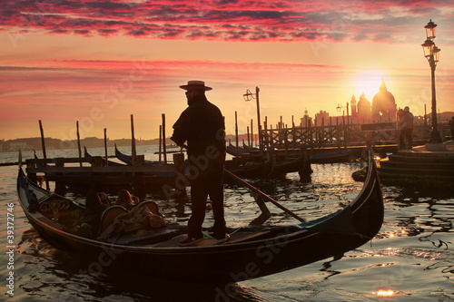 gondolier-przeciw-zmierzchowi-w-wenecja-wlochy