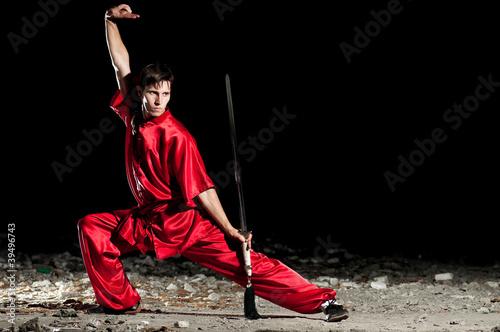 Photo Wushoo man in red practice martial art