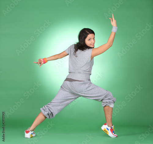 Zdjęcie XXL Piękna atlety kobieta robi sprawności fizycznej ćwiczeniu.