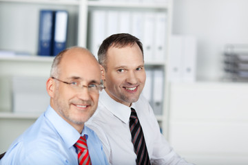 Poster - portrait von zwei lächelnden geschäftsmännern im büro