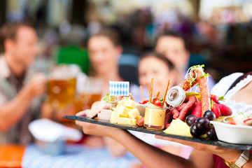 Wall Mural - Im Biergarten - eine gute Brotzeit