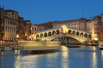 Wall Mural - Rialto Bridge at night in Venice - Italy