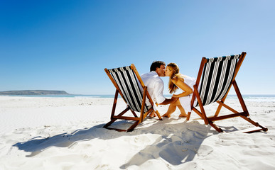 Wall Mural - kissing couple on beach