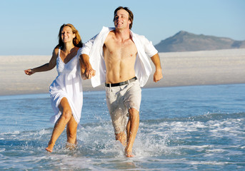 Wall Mural - beach run splash couple