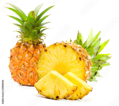 Dekoracja na wymiar  swiezy-ananas-plasterek-na-bialym-tle