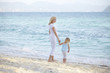 © epiximages - junge schwangere mutter mit ihrer tochter am strand