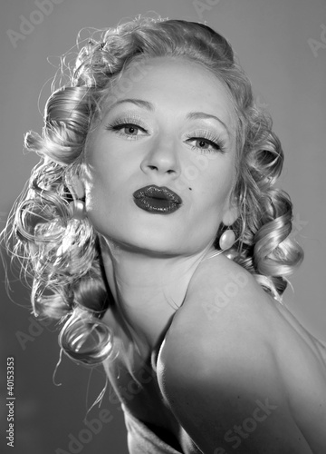 czarno-bialy-portret-pieknej-kobiety-stylizowany-na-lata-50