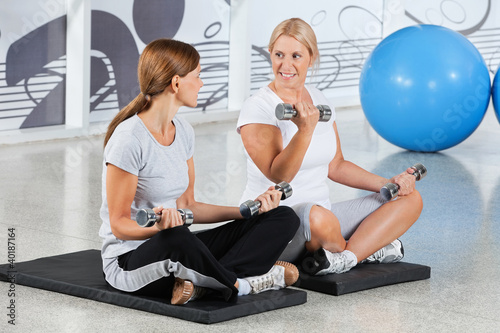 Frauen Machen Hanteltraining Kaufen Sie Dieses Foto Und Finden Sie Ahnliche Bilder Auf Adobe Stock Adobe Stock