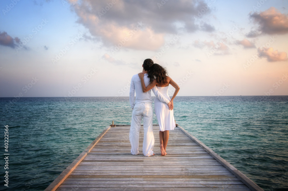 Foto-Kissen - Sensual happy couple in white clothes on a pier (Maldives)