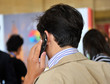 © joserpizarro - Empresario joven hablando por teléfono