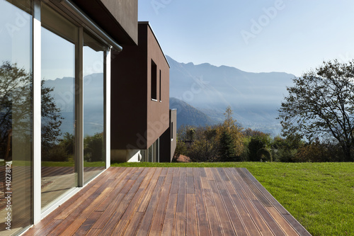 Foto Schönes modernes Haus mit Garten, im Freien