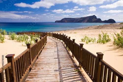 Fototapeta na wymiar Sidewalk to the beach