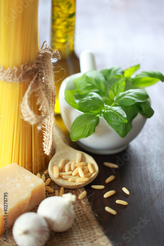 Fototapeta na wymiar Zutaten für selbstgemachtes grünes Pesto