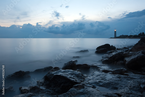 Foto Rollo Basic - Nightly seascape with lighthouse and moody sky (von Sea Wave)