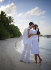 Wall Mural - Sensual happy lovers in white clothes on the beach (Maldives)