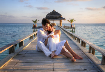 Wall Mural - Sensual happy lovers in white clothes on the beach (Maldives)