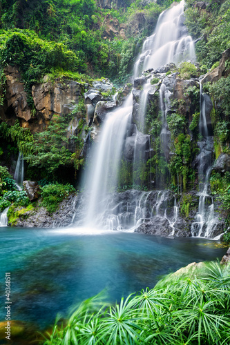 piekny-krajobraz-z-widokiem-na-wodospad-i-las-tropikalny