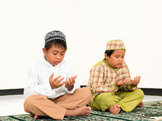 Wall Mural - Muslim Kids Praying