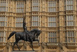 Fototapeta Londyn - Knight on horseback outside the Houses of Parliament