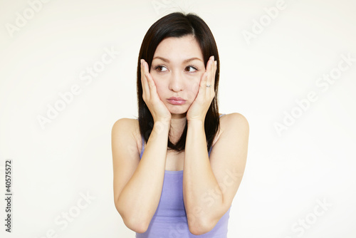 両手で頬を押さえる女性 Stock Photo Adobe Stock