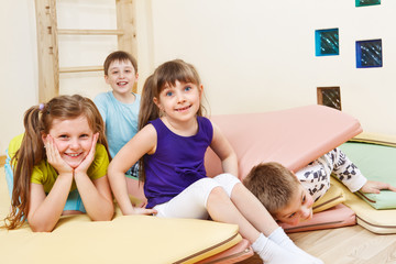 Fototapete - Kids on tumbling mats