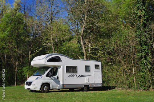 Fotografía Camper in sosta su prato di campagna