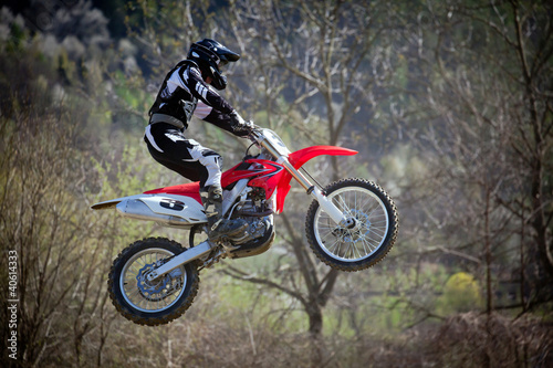 Fototapety Wyścigi Motocyklowe  skakac-na-rowerze-motocrossowym