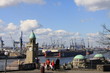 Einige Touristen stehen an der Landungsbrücke in der Hansestadt Hamburg