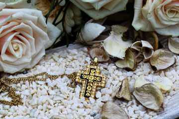 Fotomurales - Goldene Kreuzkette