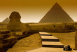 Молящийся египтянин у пирамиды в Гизе, Египет