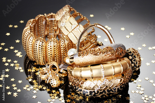 Fotografía Beautiful golden jewelry on grey background