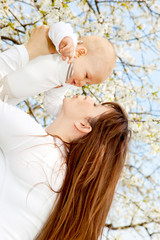 Poster - baby mit mama in der natur