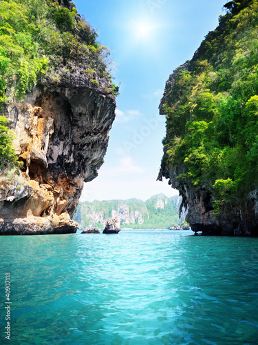 Nowoczesny obraz na płótnie rocks and sea in Krabi Thailand