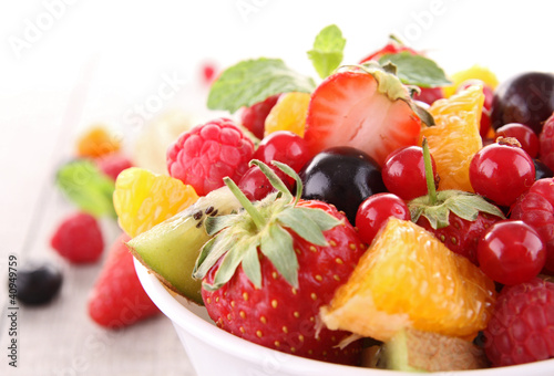 Plakat owoce   salatka-owocowa-na-bialym-tle