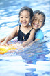 © Creativa Images - Sibling having fun at swimming pool