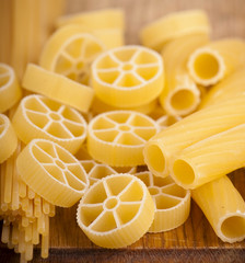 Poster - raw pasta on wood background texture