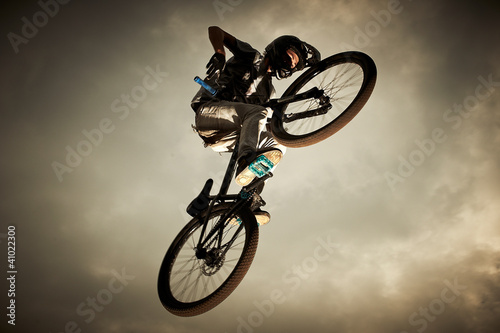 Nowoczesny obraz na płótnie Young man flying on his bike: Dirt jump