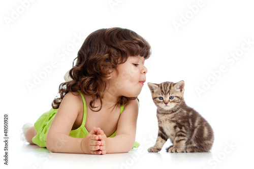 Fotografia, Obraz funny child playing and kissing Scottish kitten