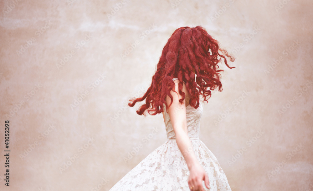 kobieta włosy rude modelka piękna sukienka fryzjer - obrazy, fototapety, plakaty 