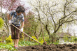 ältere Frau bei Gartenarbeit