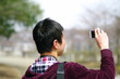 © SyuuuuN - スマートフォンを見る男性
