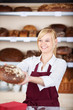 © contrastwerkstatt - bäckereiverkäuferin mit brot
