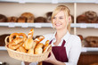 © contrastwerkstatt - freundliche verkäuferin mit einem brotkorb