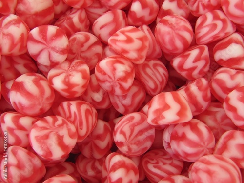 Naklejka dekoracyjna Caramelos de color rojo y blanco.