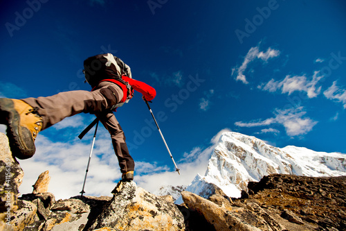 Naklejka na drzwi Hiker in Himalaya mountains