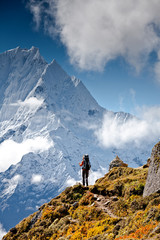 hiking in himalaya mountains