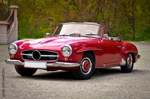 vintage-czerwony-samochod-zabytkowy-kabriolet